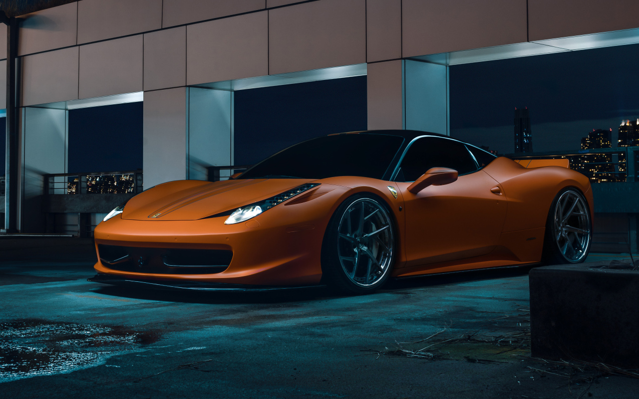 Спорткар Ferrari 458  на  парковке