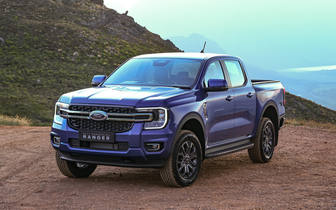 Большой синий пикап Ford Ranger XLT Double Cab 2022