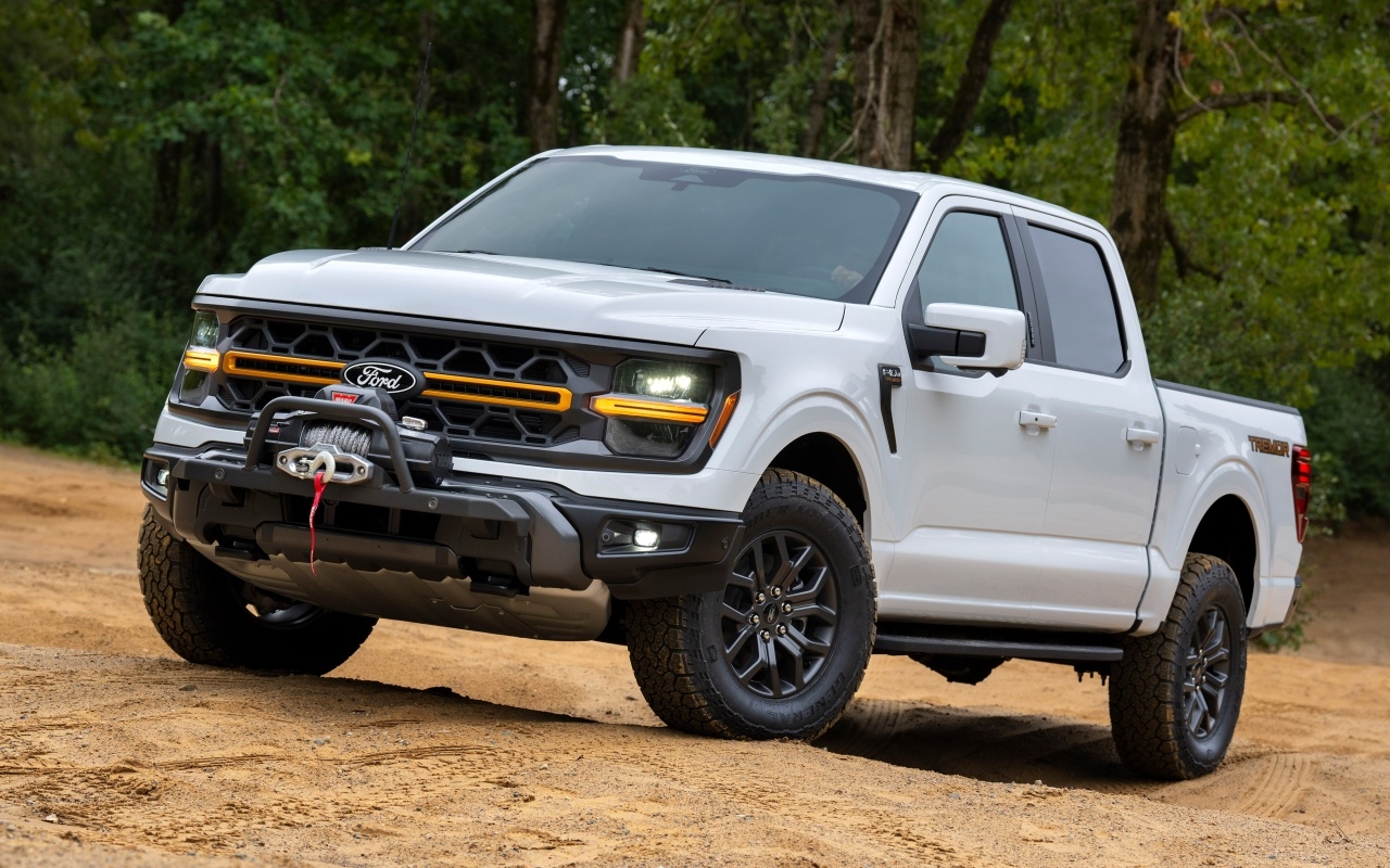 Большой Ford F-150 Tremor  2024 года стоит на песке