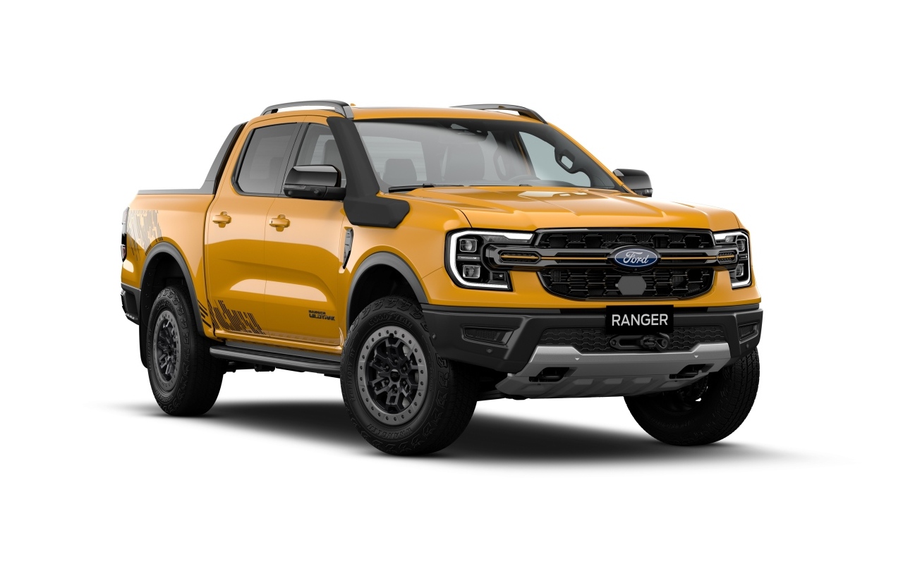 Большой оранжевый пикап Ford Ranger