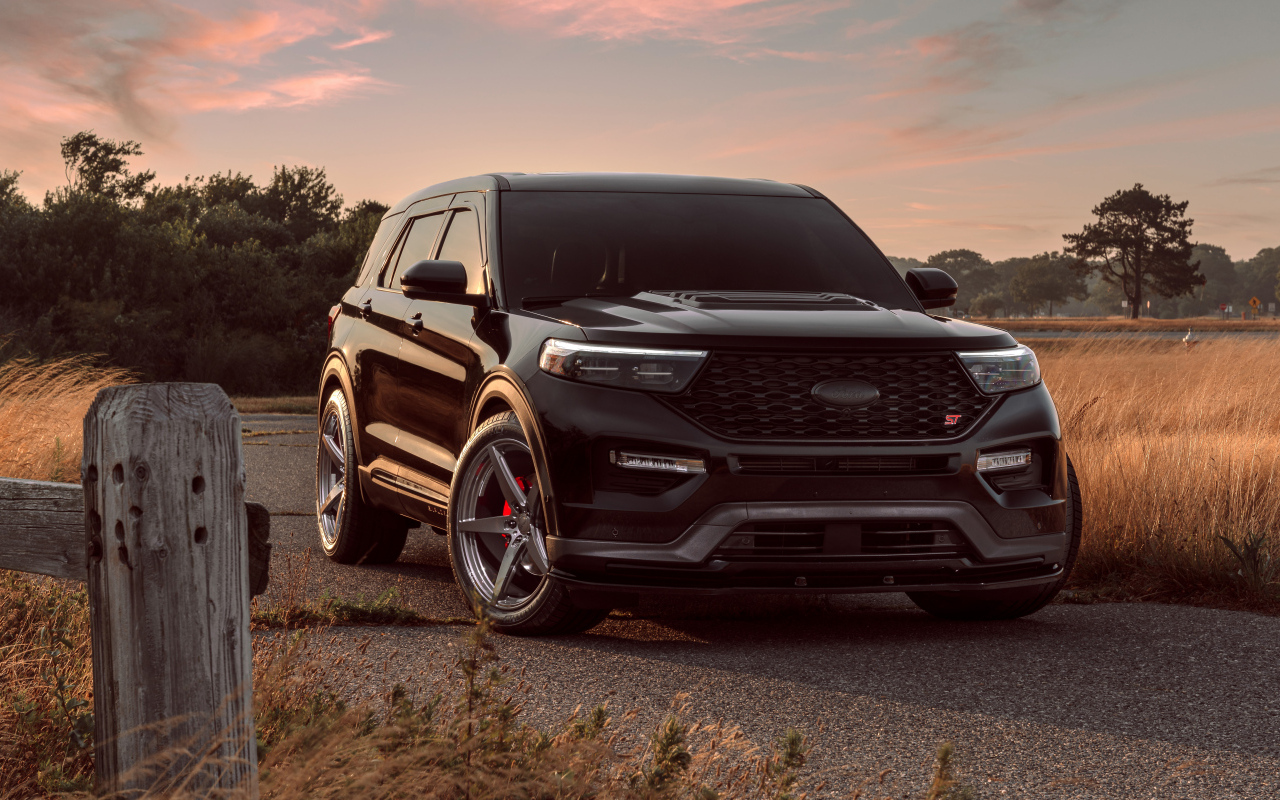 Черный внедорожник Ford Explorer ST