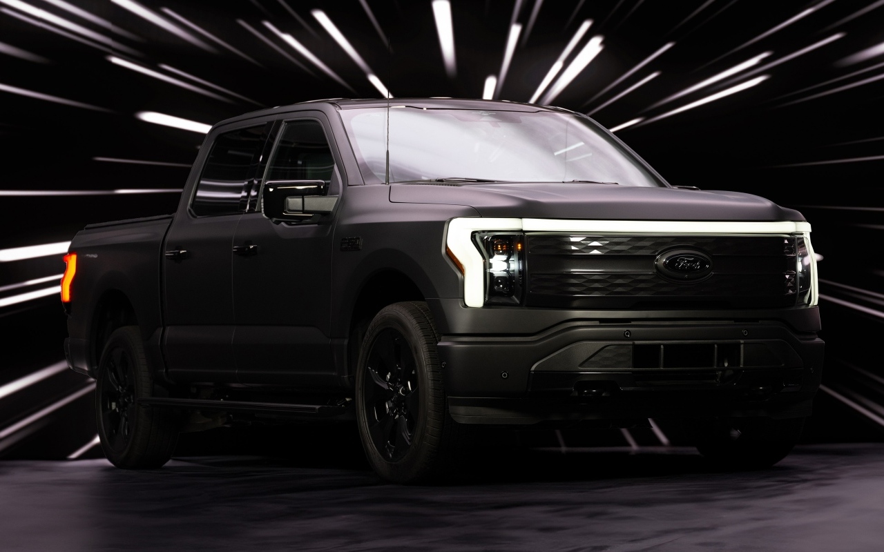 Автомобиль Ford F-150 в ярких лучах