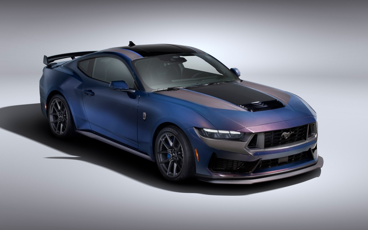 Новый автомобиль Ford Mustang Dark Horse 2024  года на сером фоне