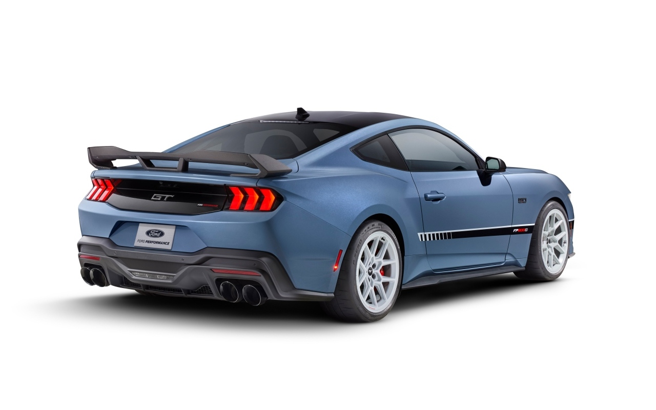 Презентация автомобиля Ford Mustang FP800S сзади