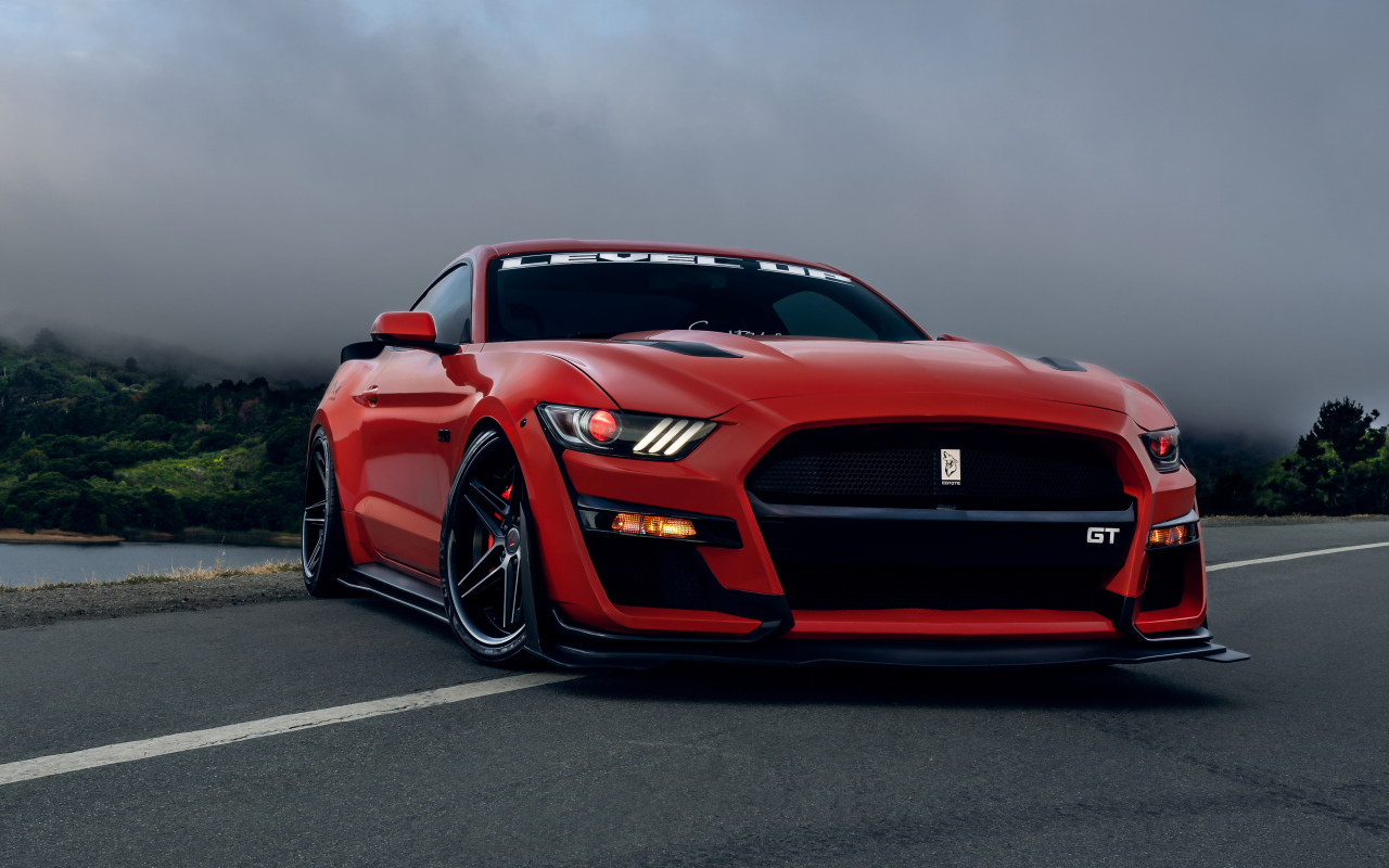 Красный  Ford Shelby GT500  на фоне грозового неба