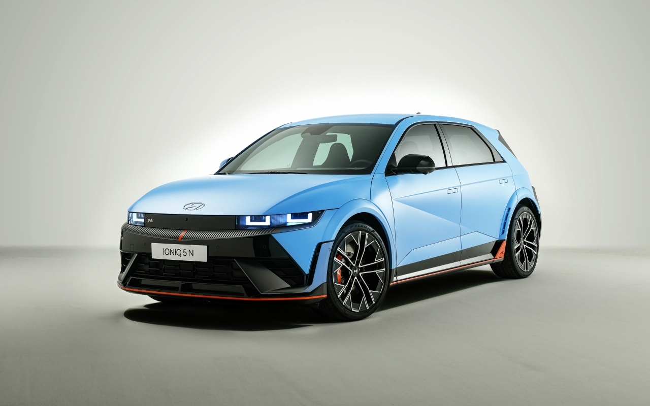 Голубой автомобиль Hyundai IONIQ 5 N