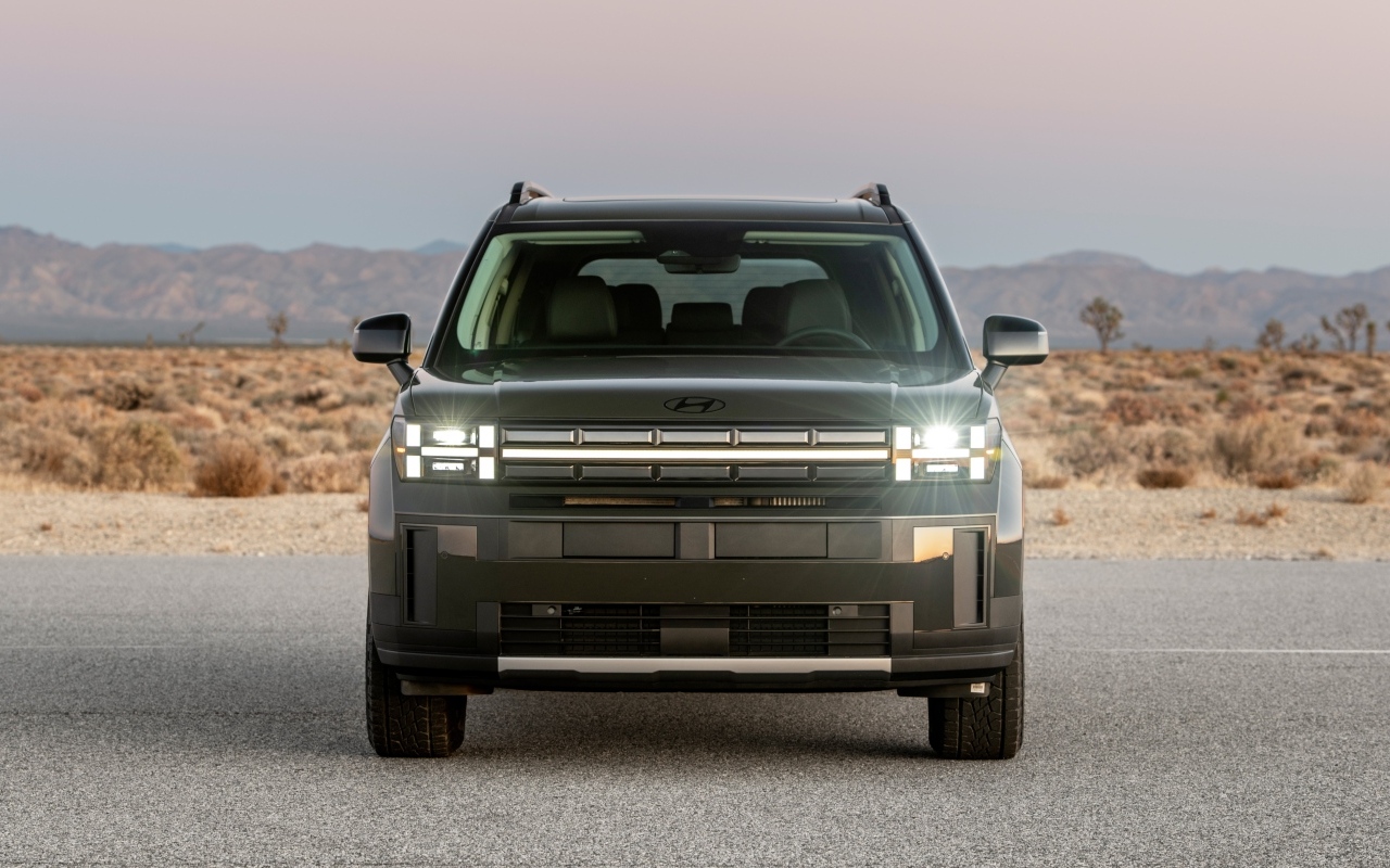 Вид спереди на автомобиль Hyundai Santa Fe XRT 2024 года