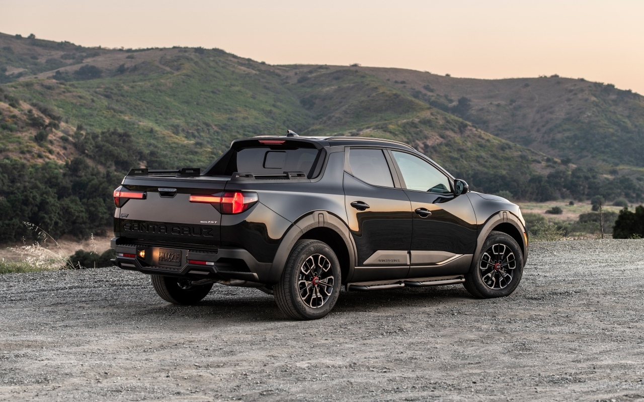 Большой черный пикап Hyundai Santa Cruz XRT 2024 года вид сзади