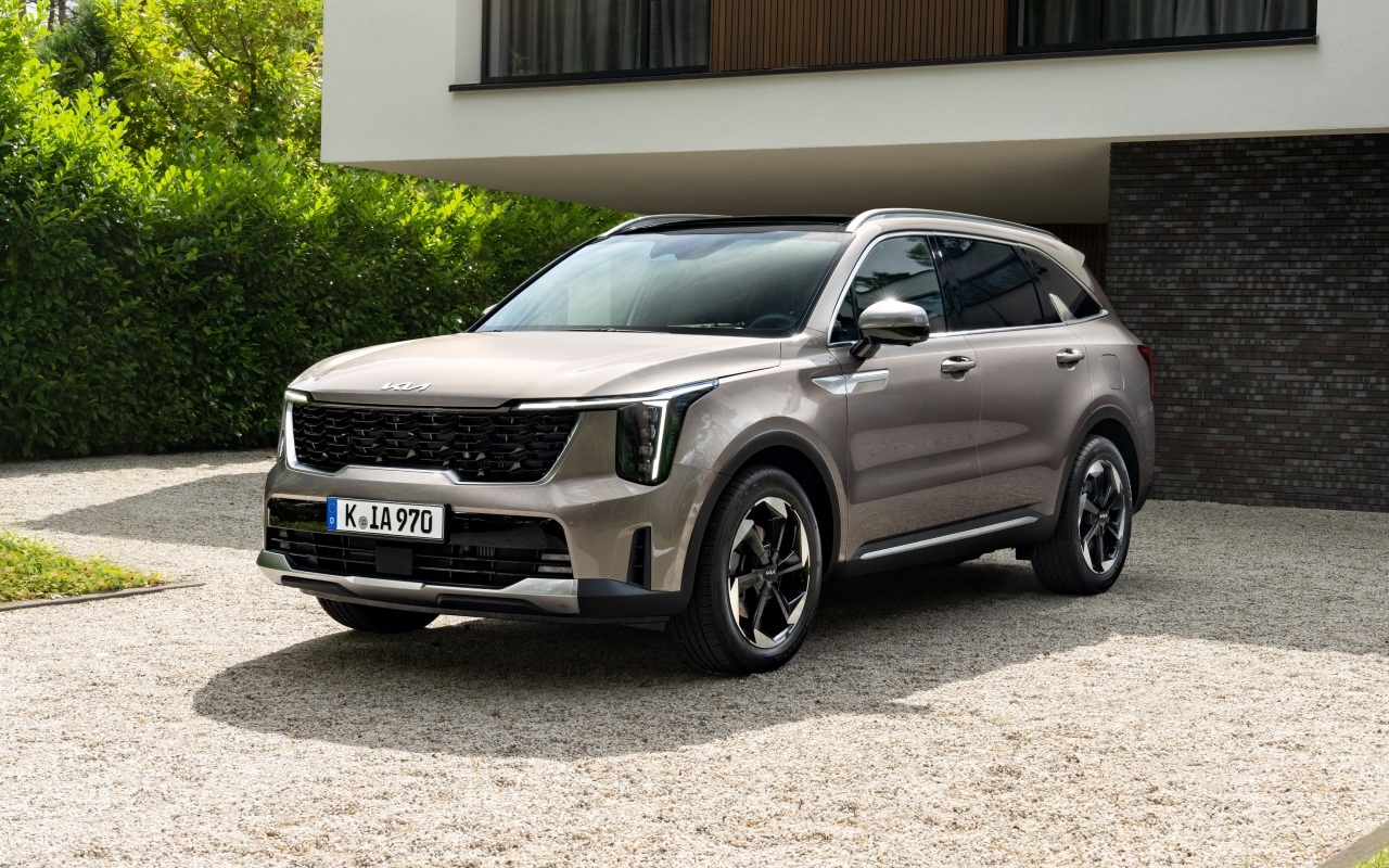 Внедорожник Kia Sorento HEV 2024 года у гаража