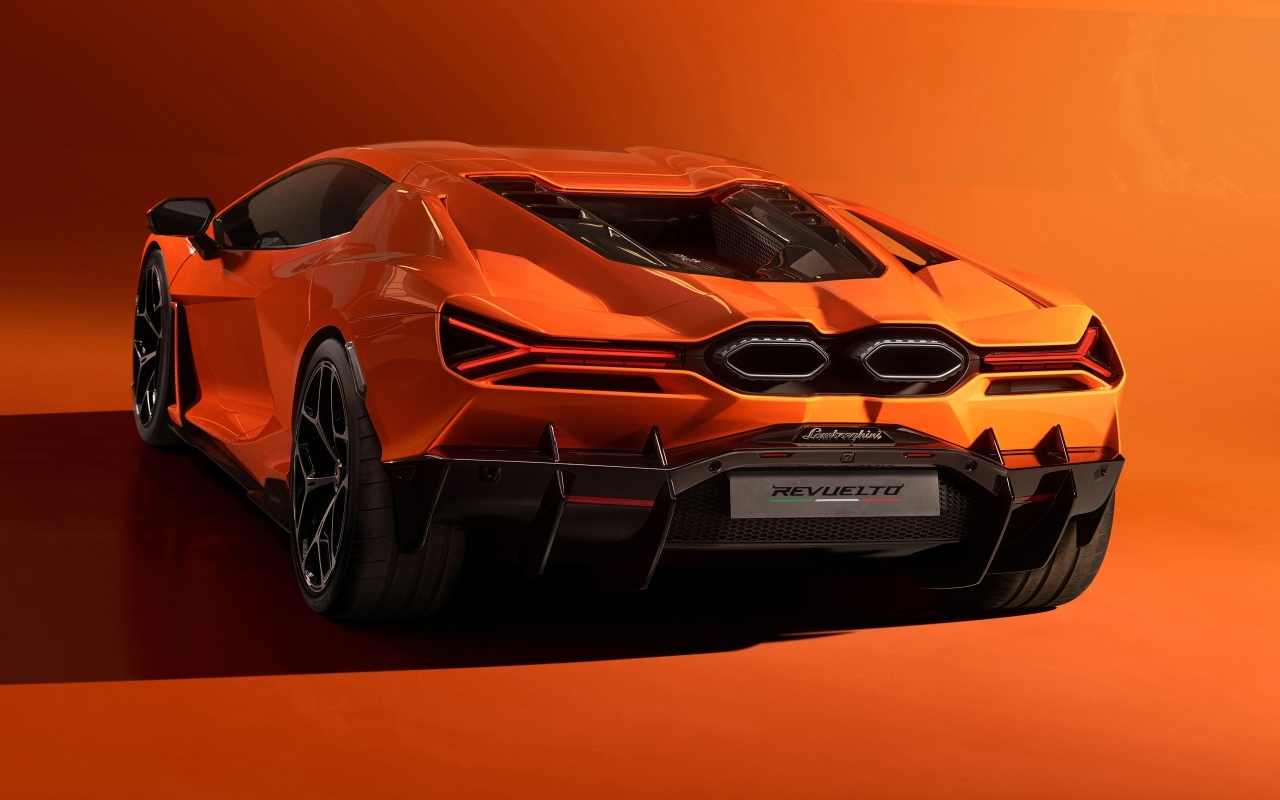 Оранжевый автомобиль Lamborghini Revuelto 2023 года вид сзади
