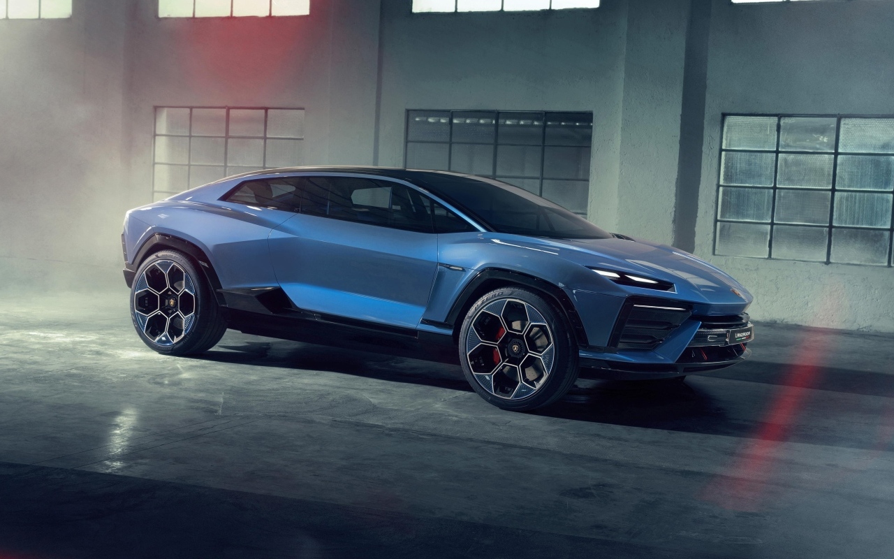 Синий автомобиль Lamborghini Lanzador Concept EV вид сбоку