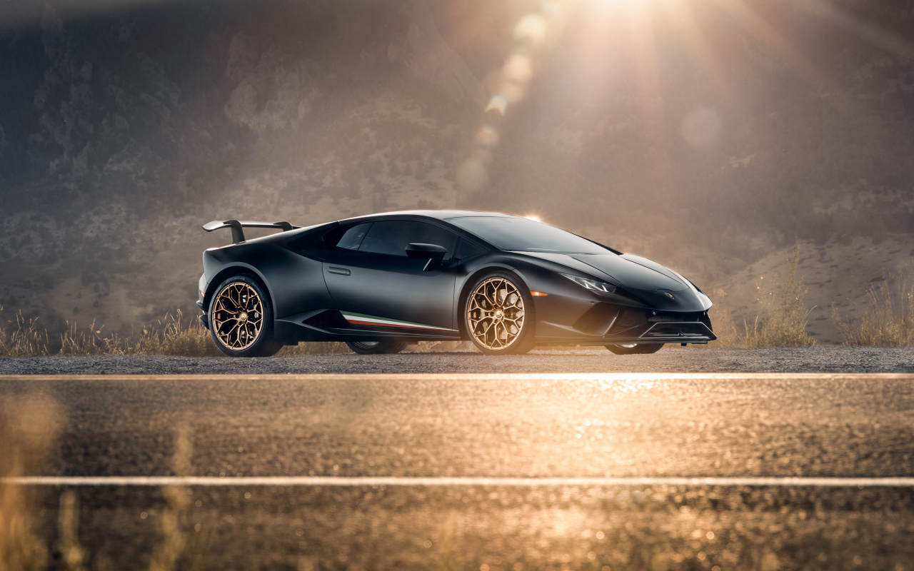 Автомобиль Lamborghini Huracan Performante в лучах солнца
