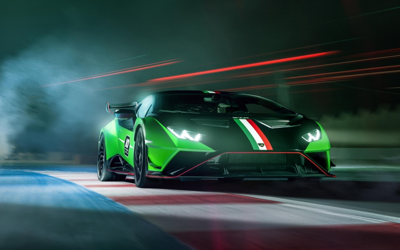 Автомобиль Lamborghini Huracan STO SC 10 Anniversario в дыму
