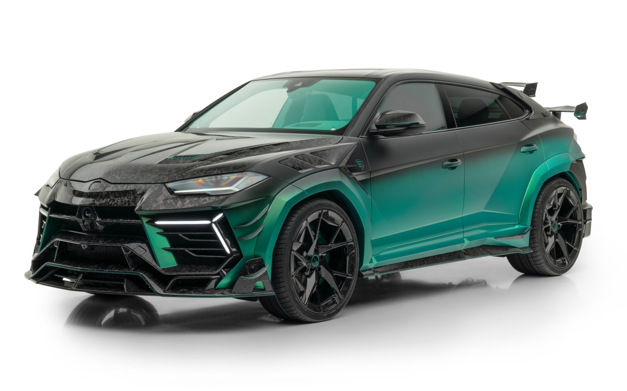 Автомобиль Lamborghini Urus Mansory Venatus S на белом фоне