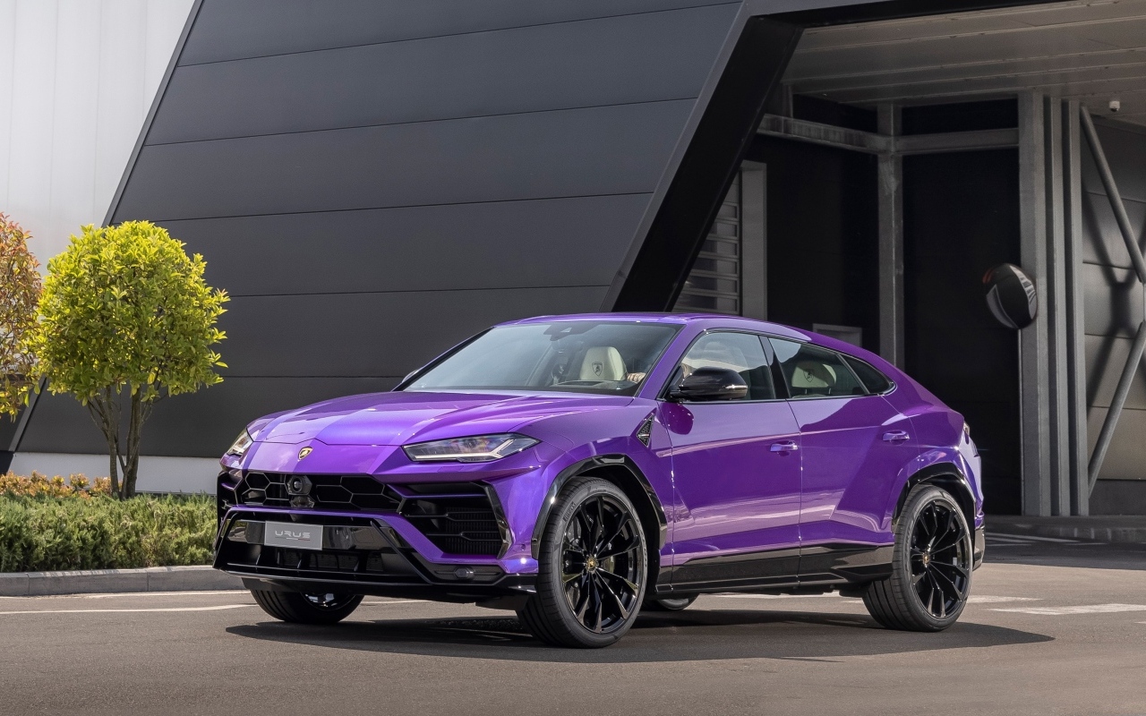 Сиреневый внедорожник Lamborghini Urus