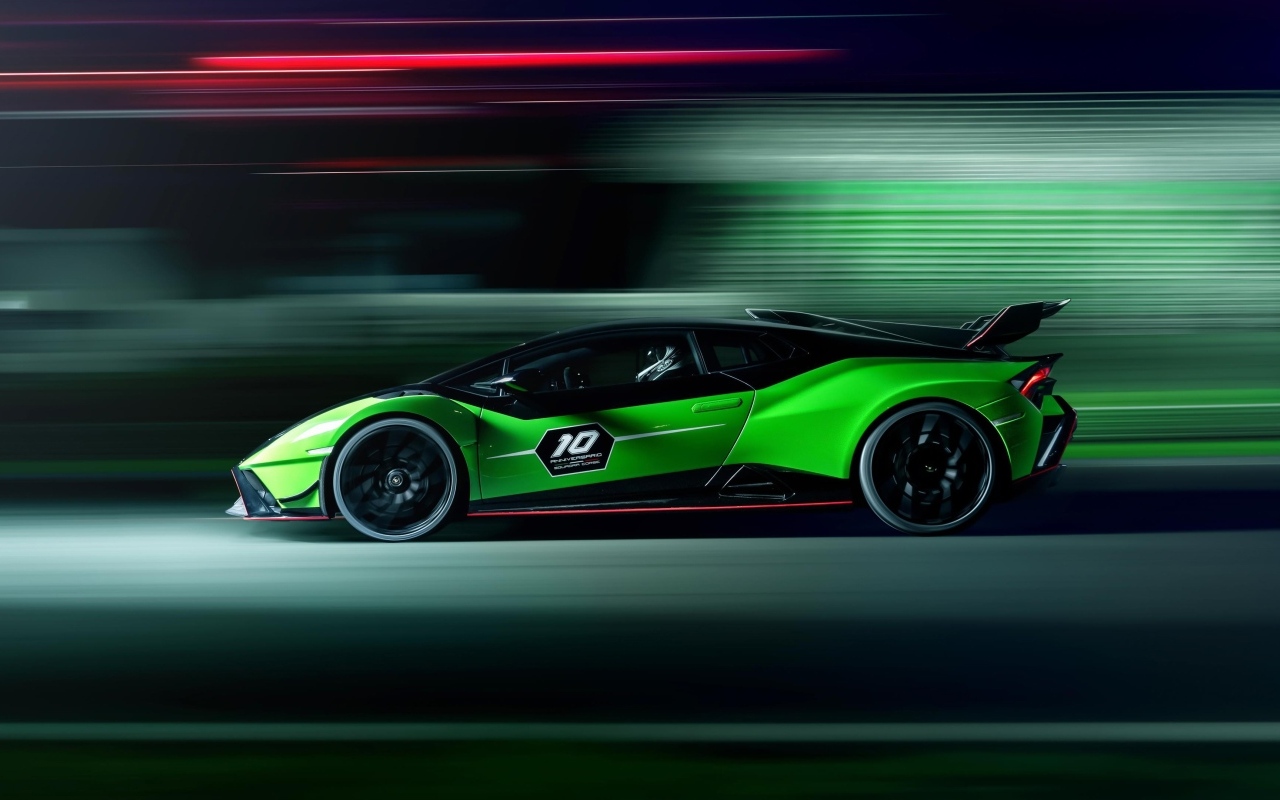 Вид сбоку на зеленый автомобиль Lamborghini Huracan STO SC 10 Anniversario