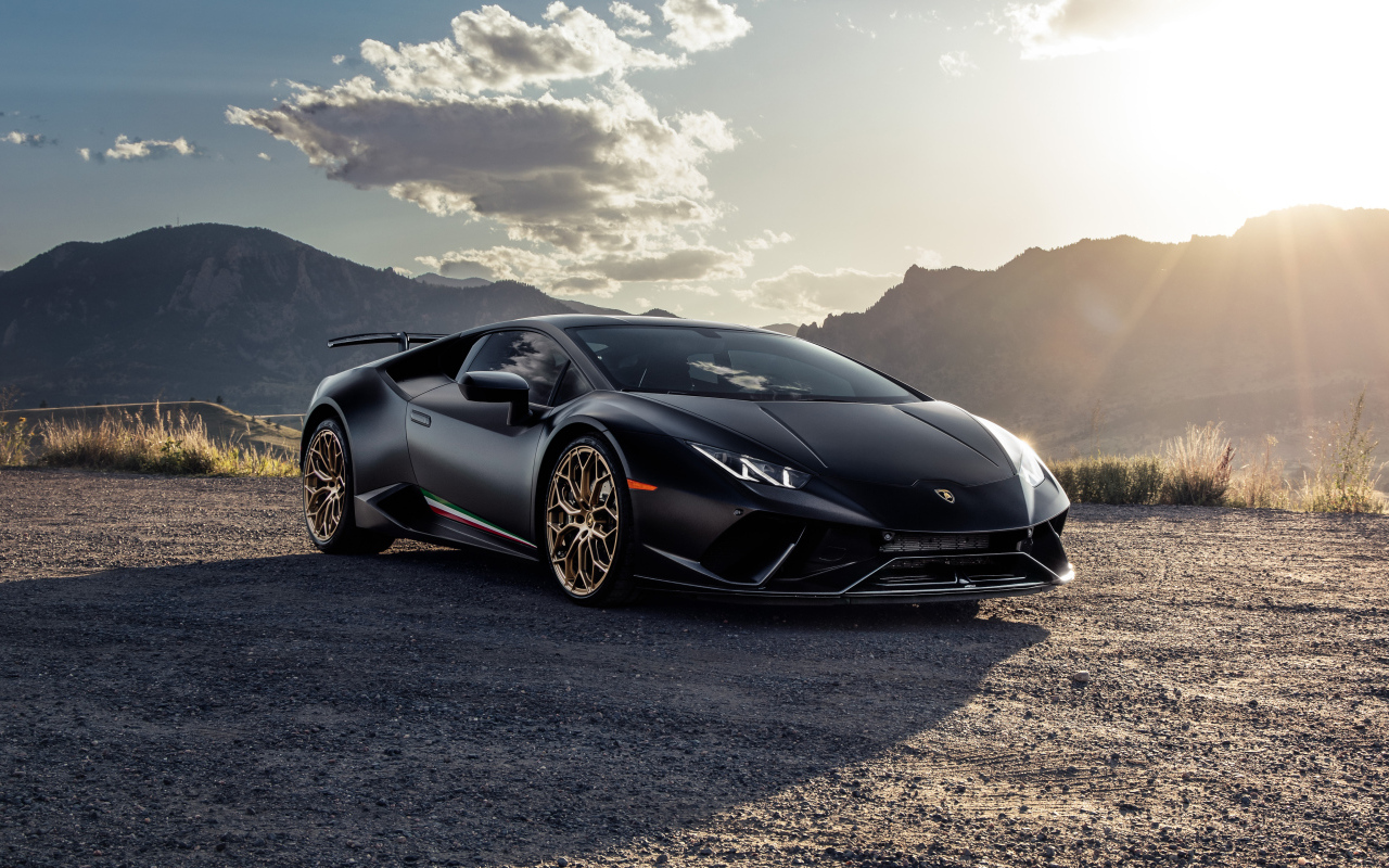 Стильный черный автомобиль Lamborghini Huracan Performante на фоне гор
