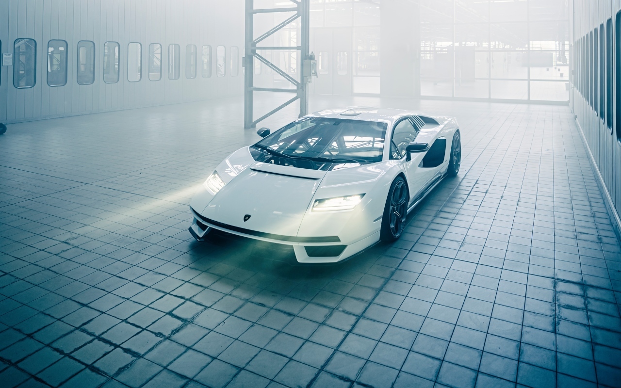 Белый автомобиль Lamborghini Countach LPI 800-4 с включенными фарами