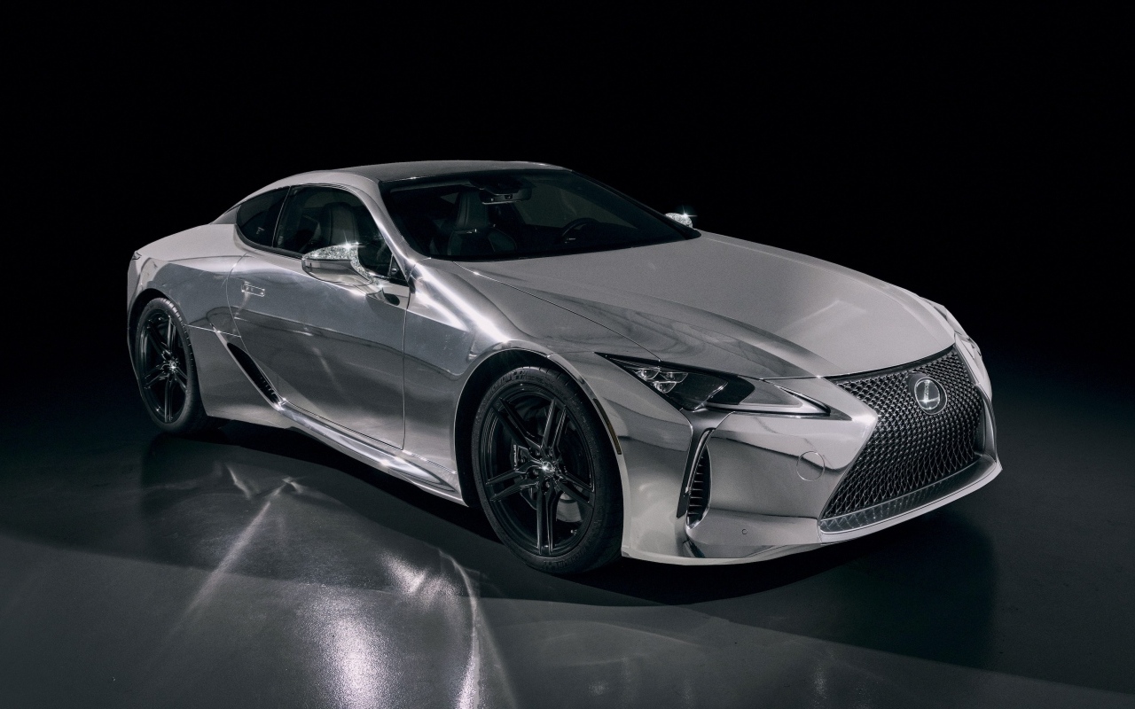 Серебристый автомобиль Lexus Renaissance LC 500 2023 года