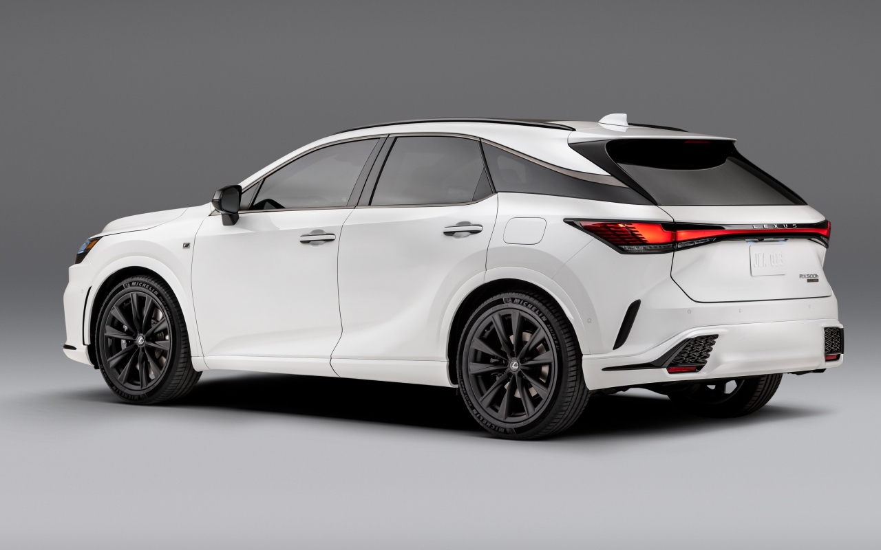 Белый внедорожник Lexus RX 500h F SPORT вид сзади