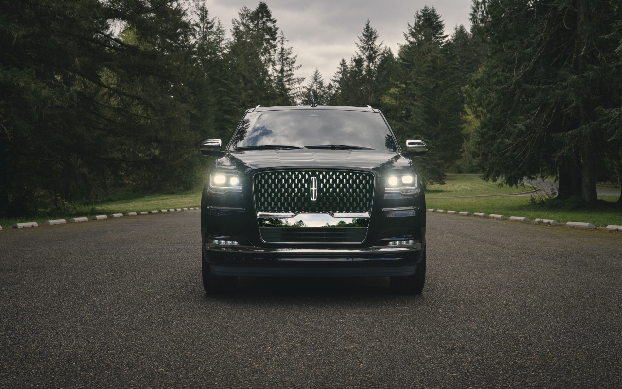 Автомобиль Lincoln Navigator, 2022 года вид спереди