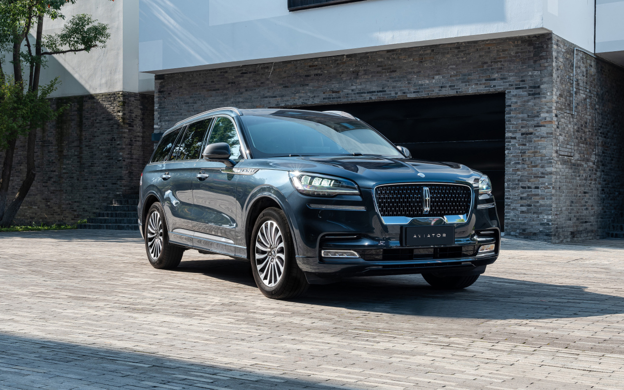 Внедорожник Lincoln Aviator 100th Anniversary 2023 года у гаража