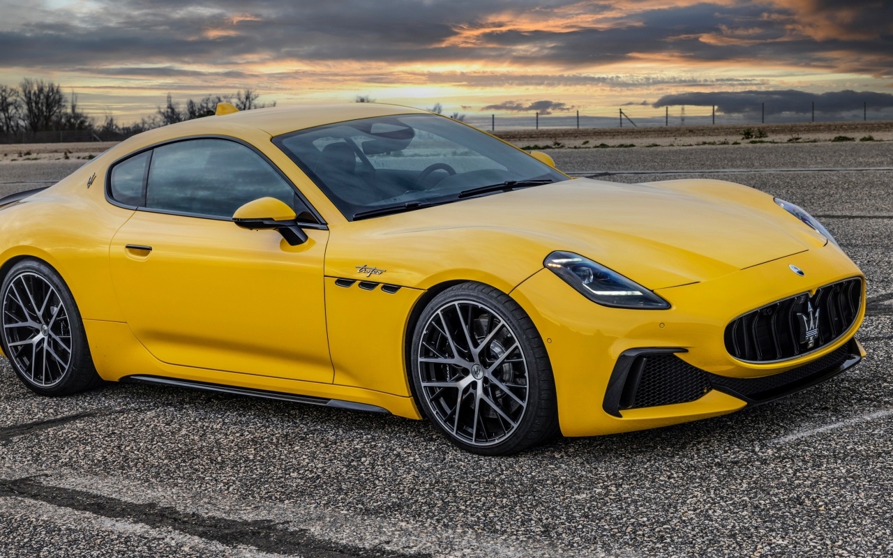 Желтый автомобиль Maserati GranTurismo Trofeo 2023 года