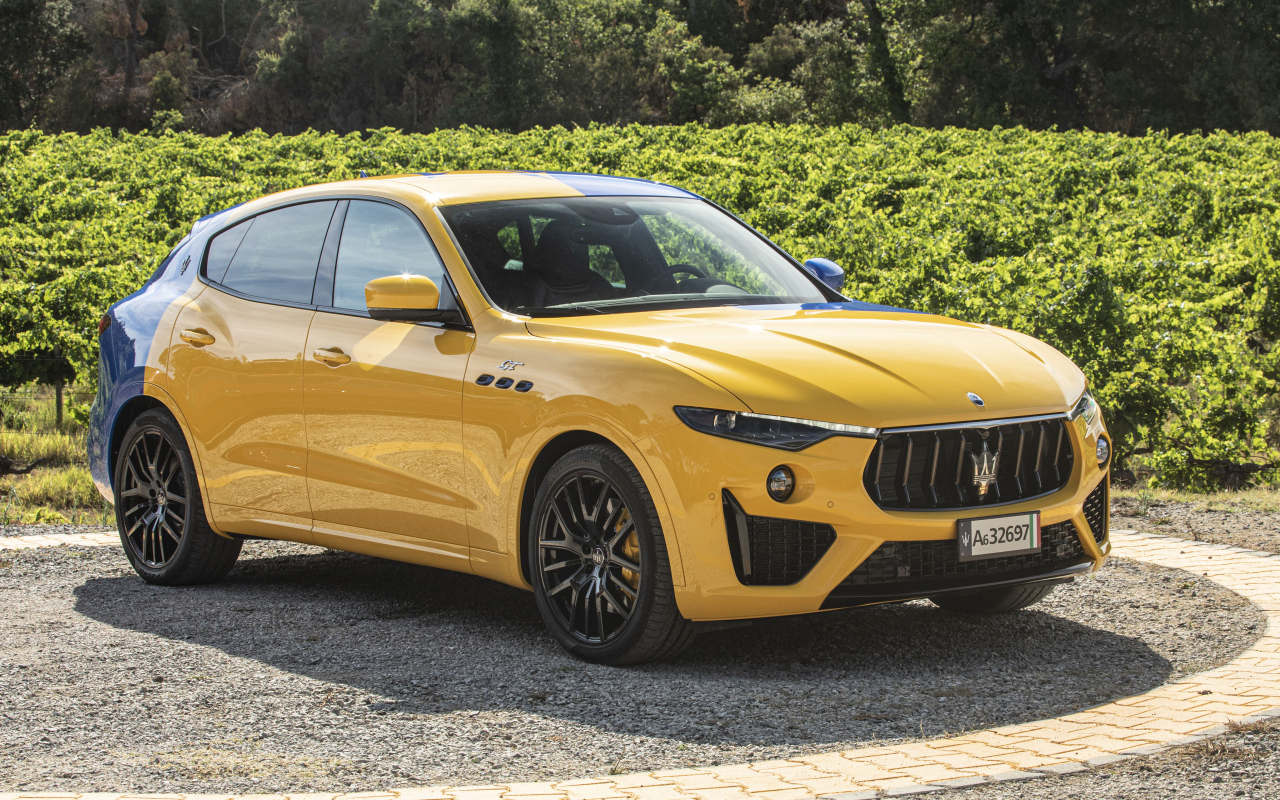 Желтый автомобиль Maserati Levante GT Hybrid Fuoriserie 2023 года 