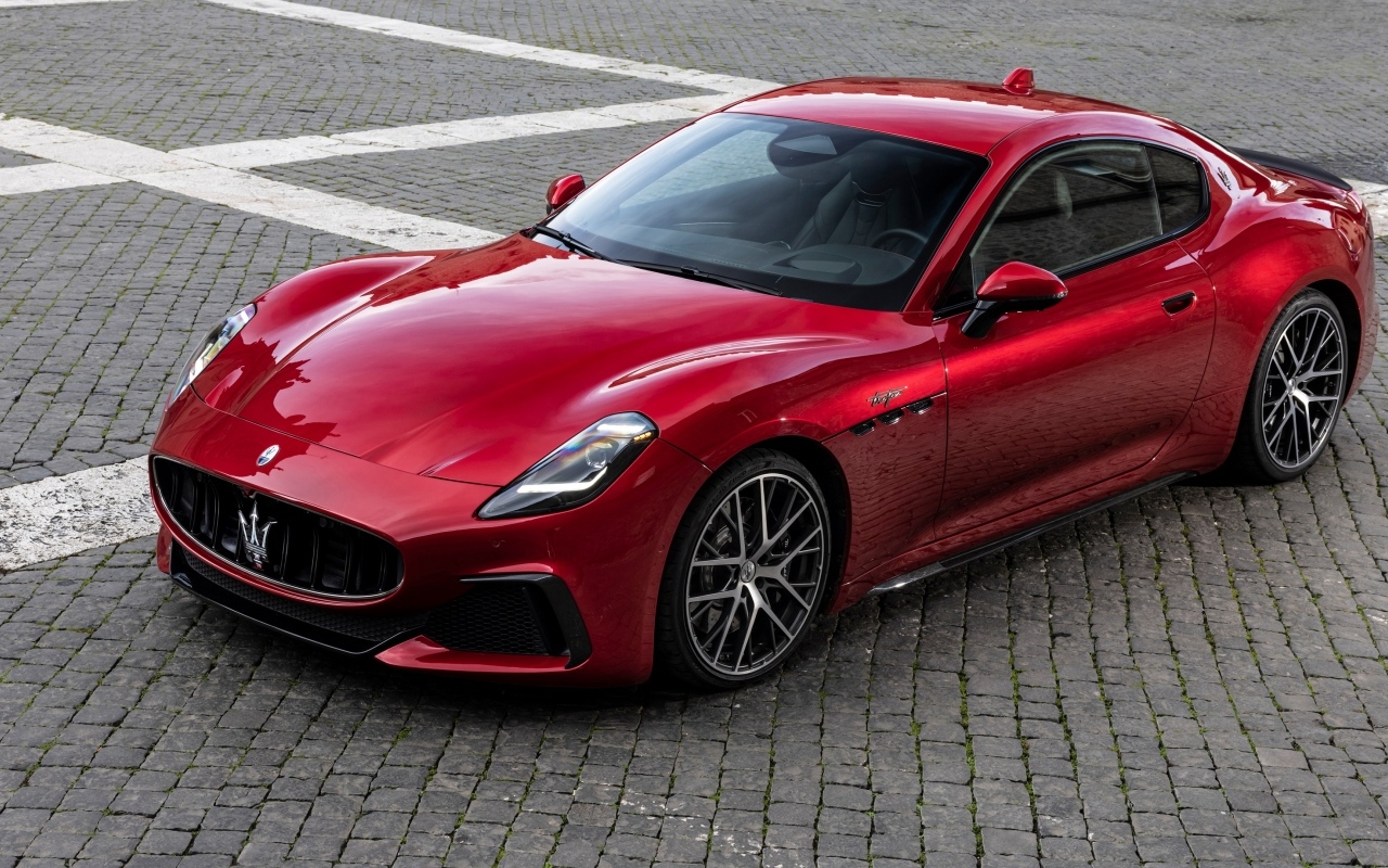 Красный Maserati GranTurismo Trofeo 2023 года