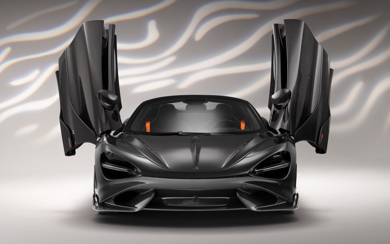 Черный McLaren 765LT Spider Carbon Edition с открытыми дверями