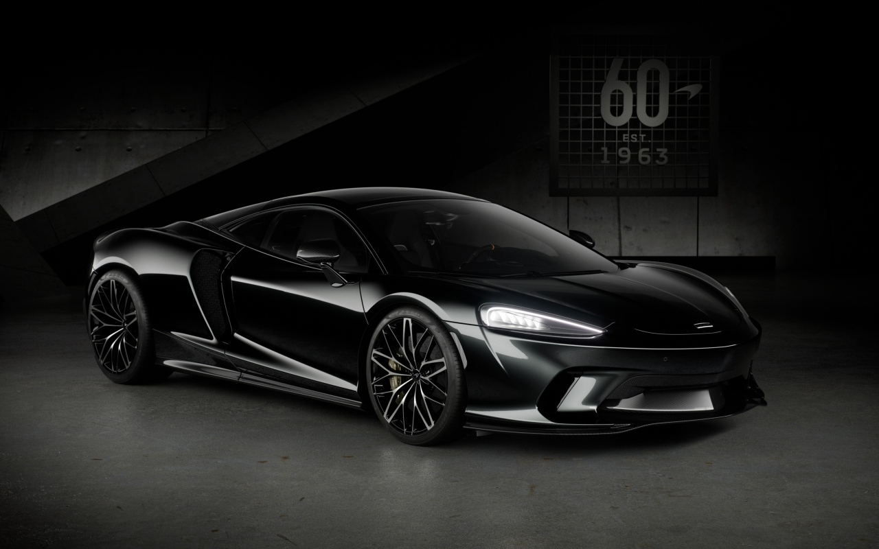 Черный автомобиль McLaren GT 60th