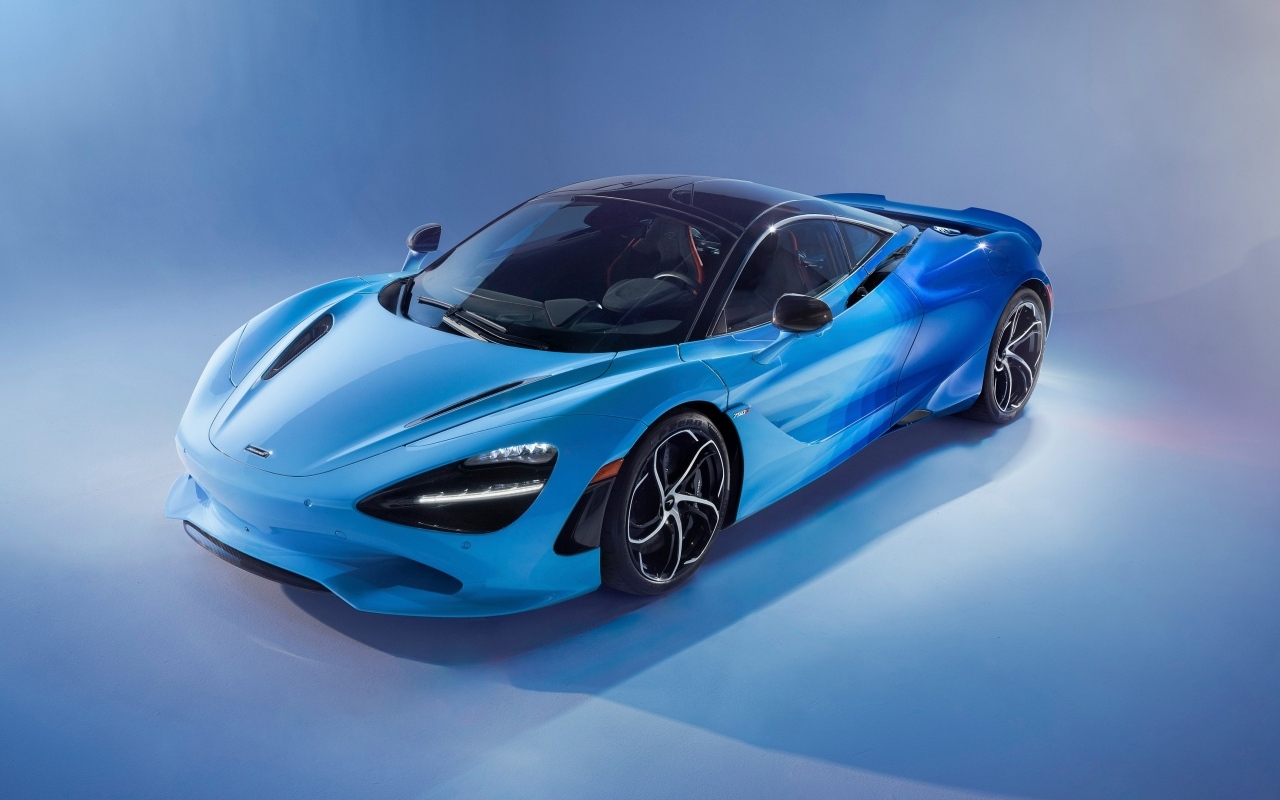 Синий спортивный автомобиль McLaren MSO 750S