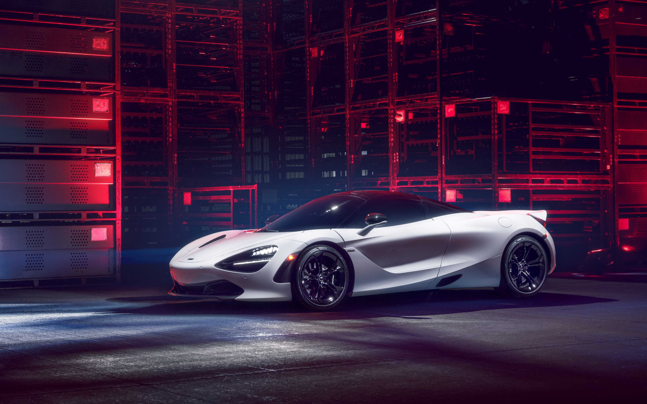 Автомобиль McLaren 720S в здании