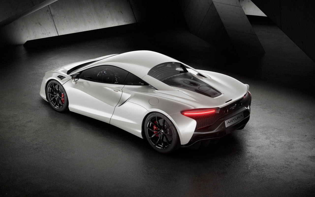 Вид сзади на автомобиль McLaren Artura 60th