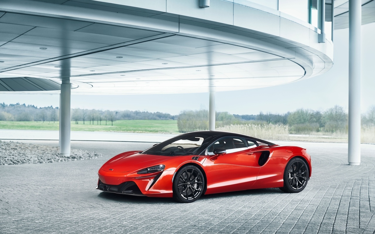 Красный спорткар McLaren ARTURA