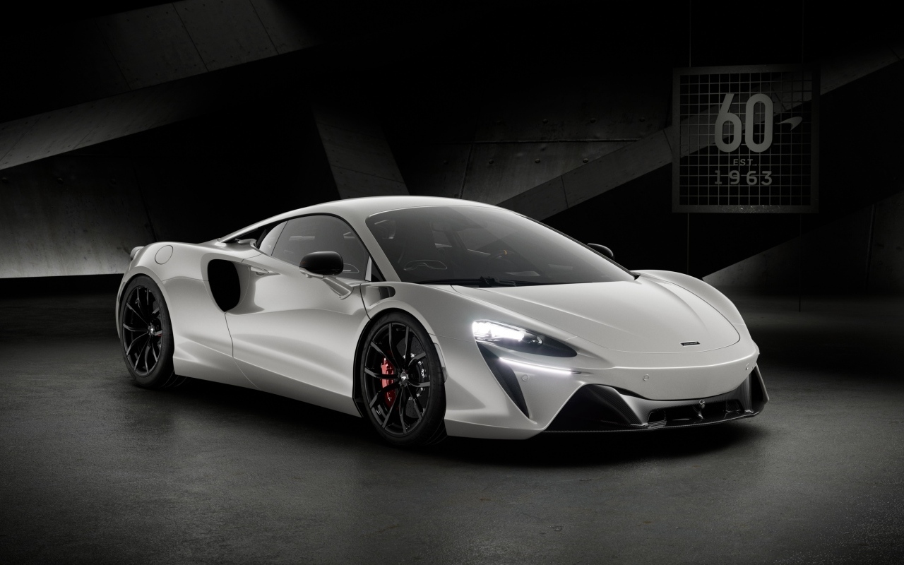 Серебристый автомобиль McLaren Artura 60th Anniversary Edition