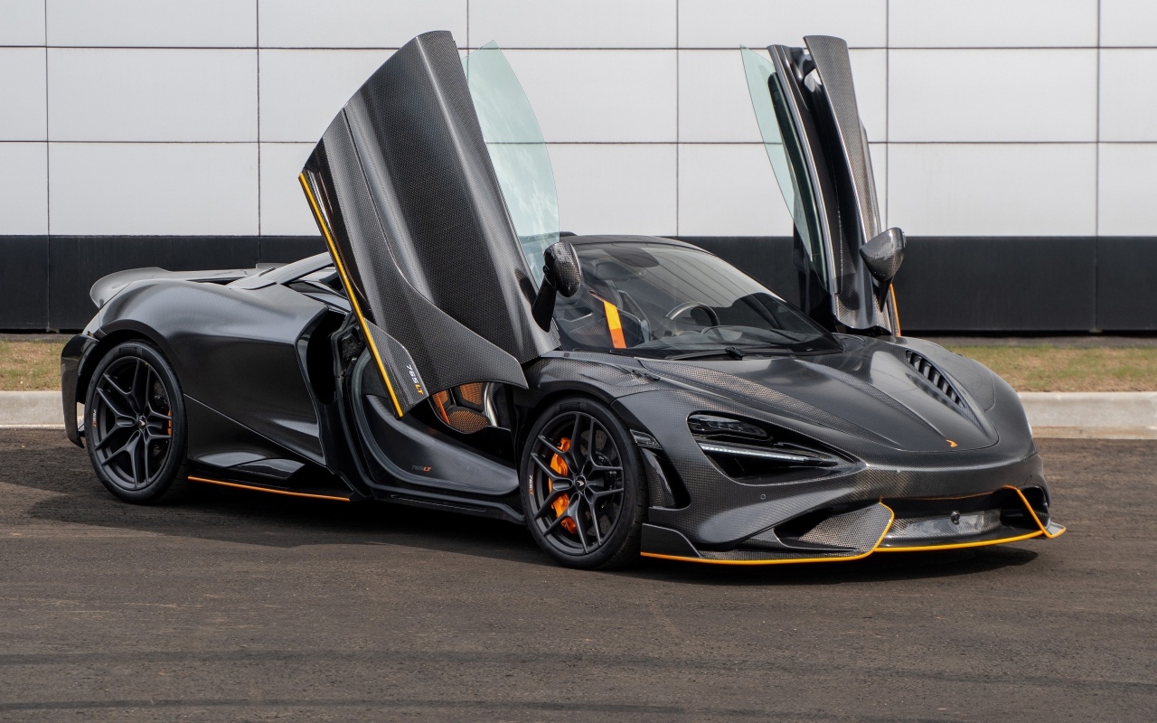 Спортивный TopCar McLaren 765LT Spider Carbon Edition 2023 года с открытыми дверями