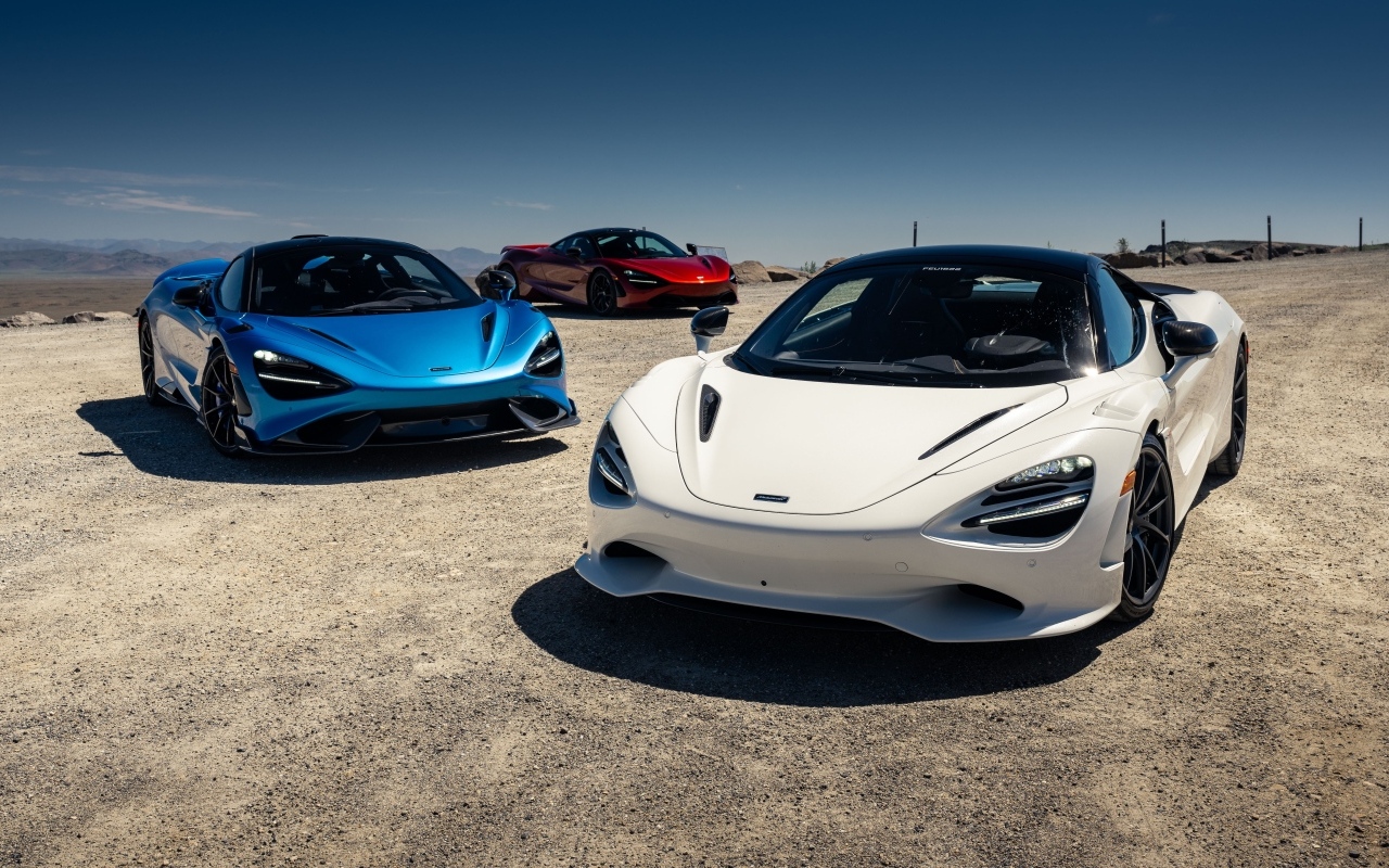 Два автомобиля McLaren 750S 2024 года