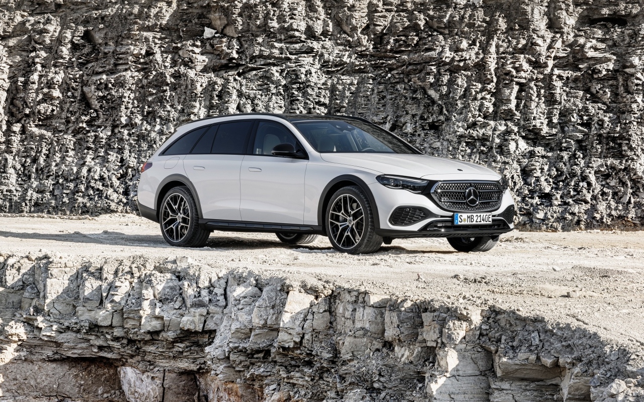 Автомобиль Mercedes-Benz E 450 4MATIC All-Terrain 2024 года в горах