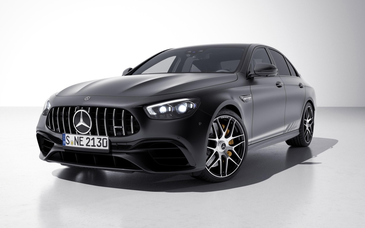 Черный автомобиль Mercedes-AMG E 63 S 4MATIC+