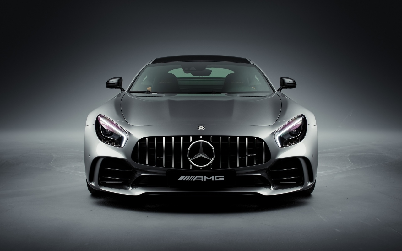Вид спереди на автомобиль Mercedes-AMG GT R