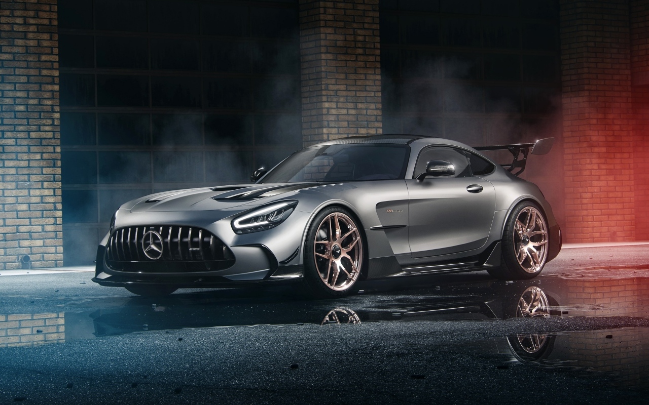 Автомобиль Mercedes-AMG GT Black Series у стены
