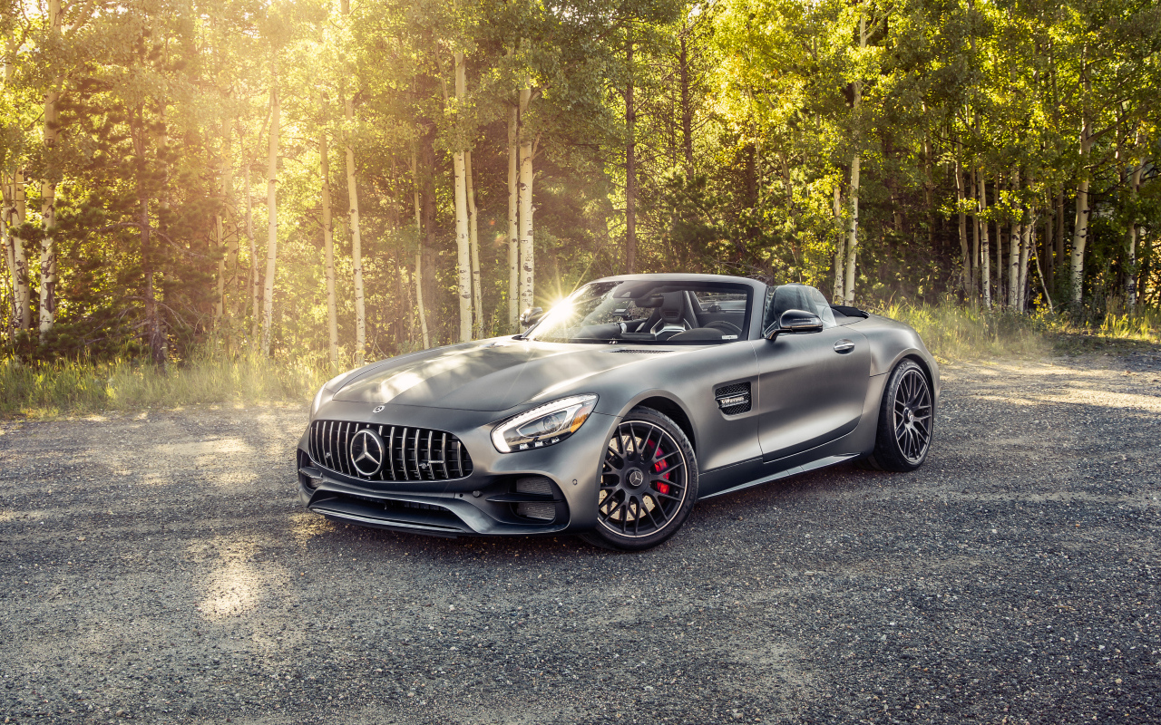 Кабриолет Mercedes-AMG GT C Roadster в лучах солнца