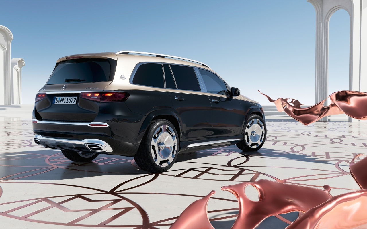 Новый автомобиль Mercedes-Maybach GLS 600 4MATIC 2023 года вид сзади