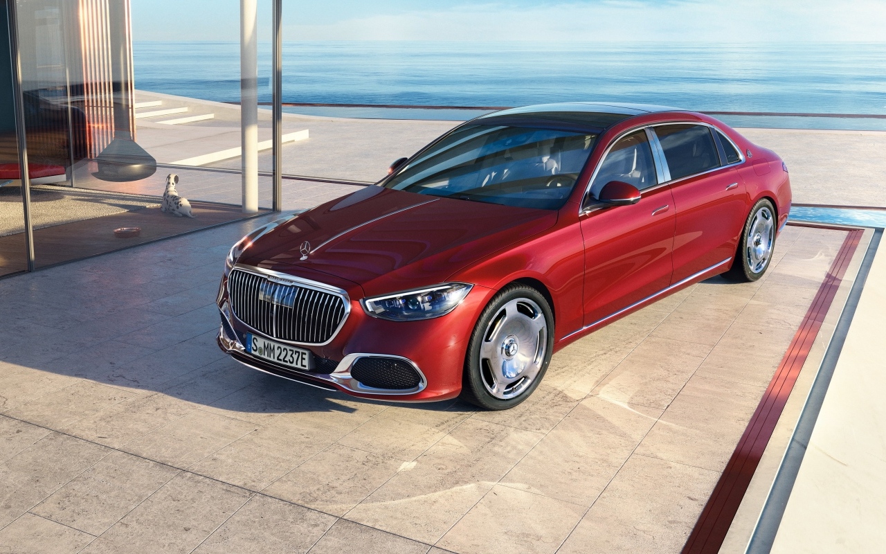 Автомобиль Mercedes-Maybach S 580 E 2023 года красного цвета