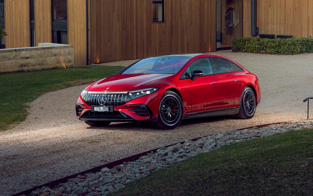 Красный автомобиль Mercedes-AMG EQS 53 4MATIC+  у дома