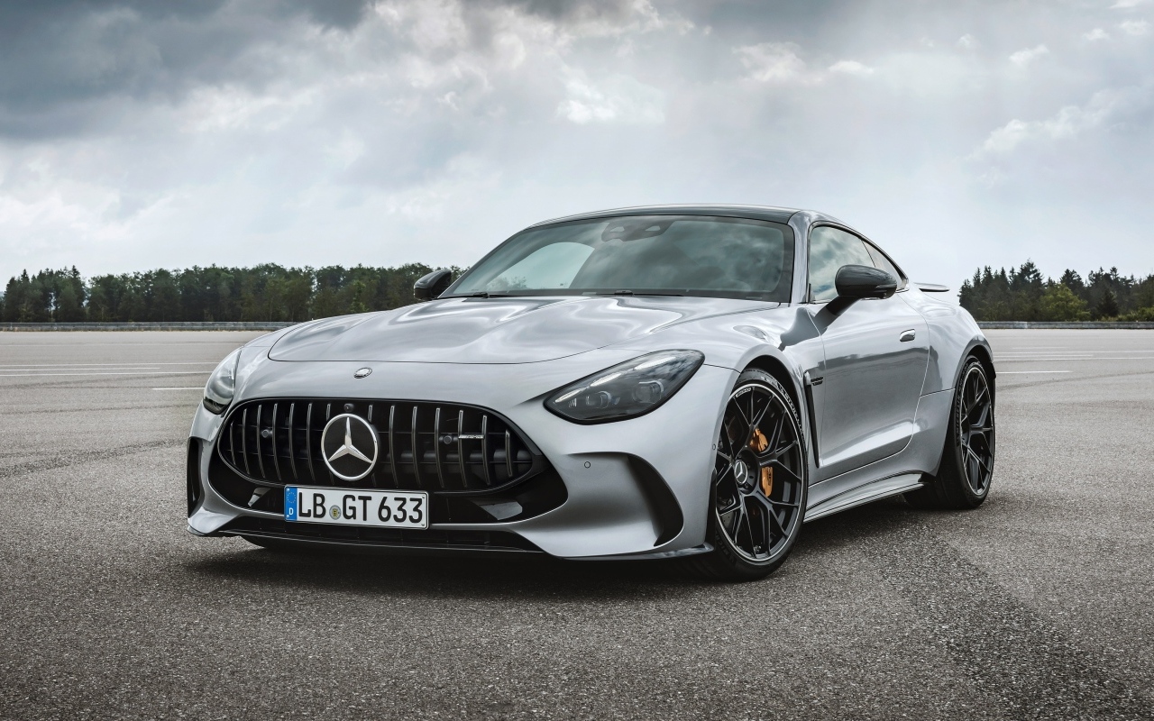 Серебристый автомобиль Mercedes-AMG GT 63 4MATIC+ 2023