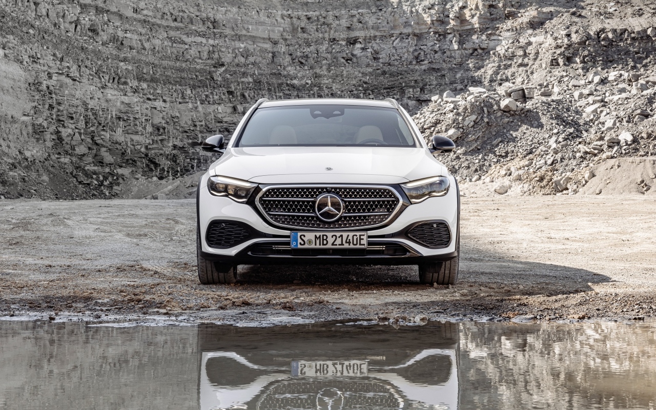 Белый автомобиль Mercedes-Benz E 450 4MATIC All-Terrain 2024 года