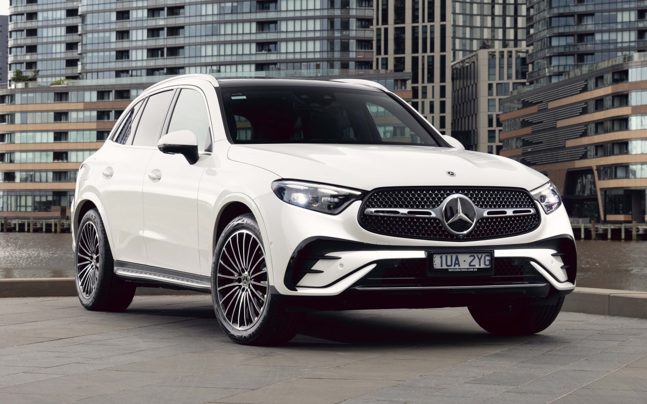 Белый автомобиль Mercedes-Benz GLC 300 4MATIC AMG Line 2023 года