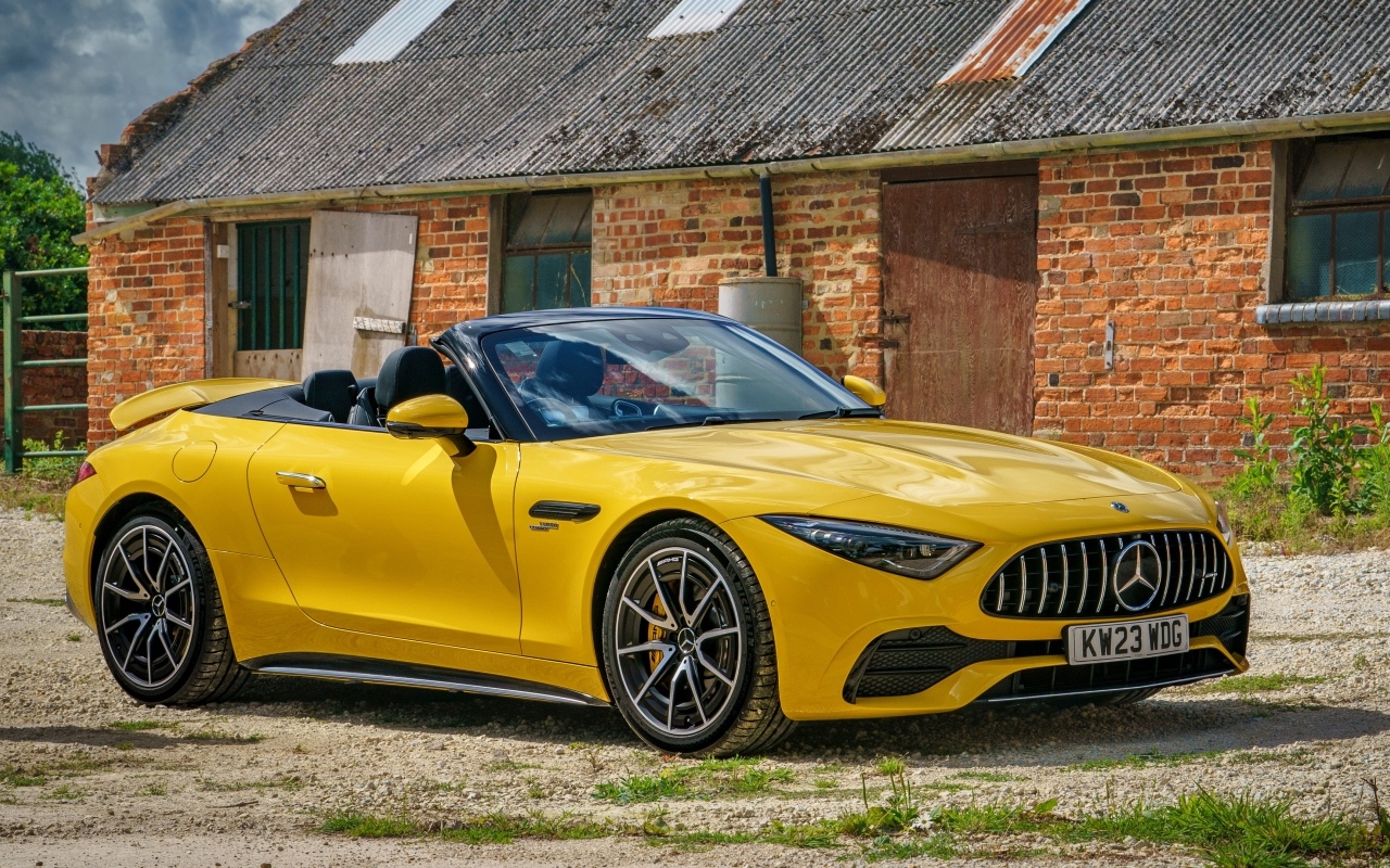 Желтый кабриолет Mercedes-AMG SL 43 2023  года